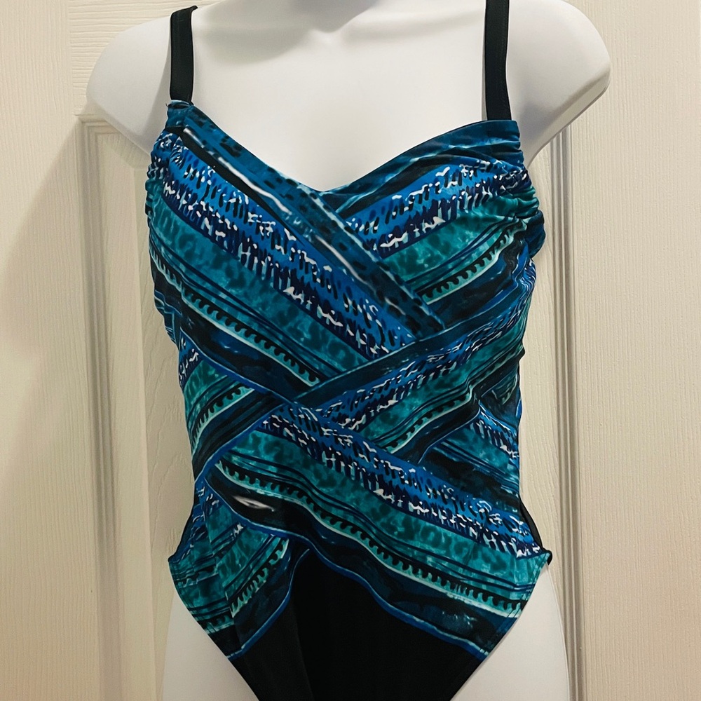 Stunning and flattering sz L Barely worn!